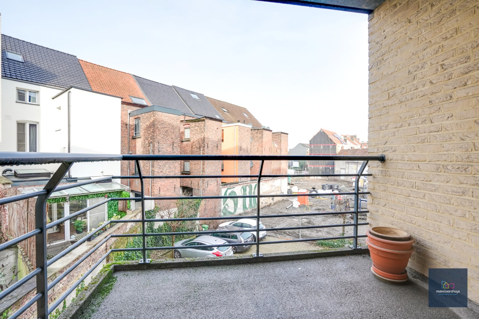 Goedgelegen 2slpk-appartement met terras en staanplaats 