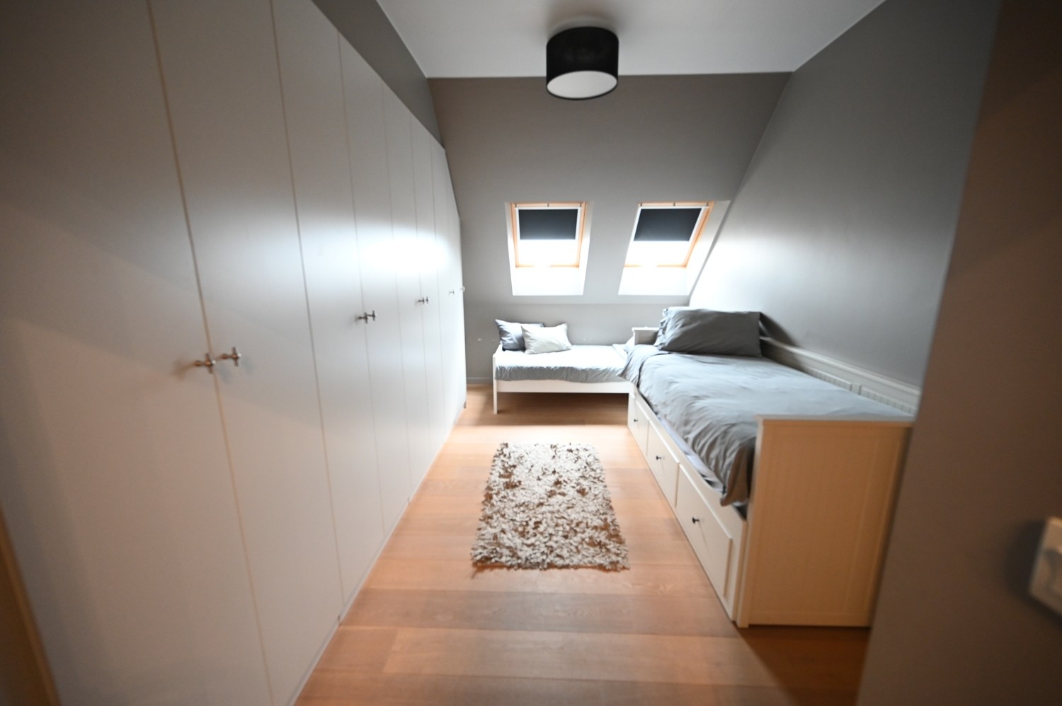 Ongemeubeld - Prachtig en UNIEK duplexappartement met 3 slpk. gelegen in het centrum van Knokke, met een facade van 10 meter en een open zicht op de Dumortierlaan. HUREN OP VENNOOTSCHAP MOGELIJK! 