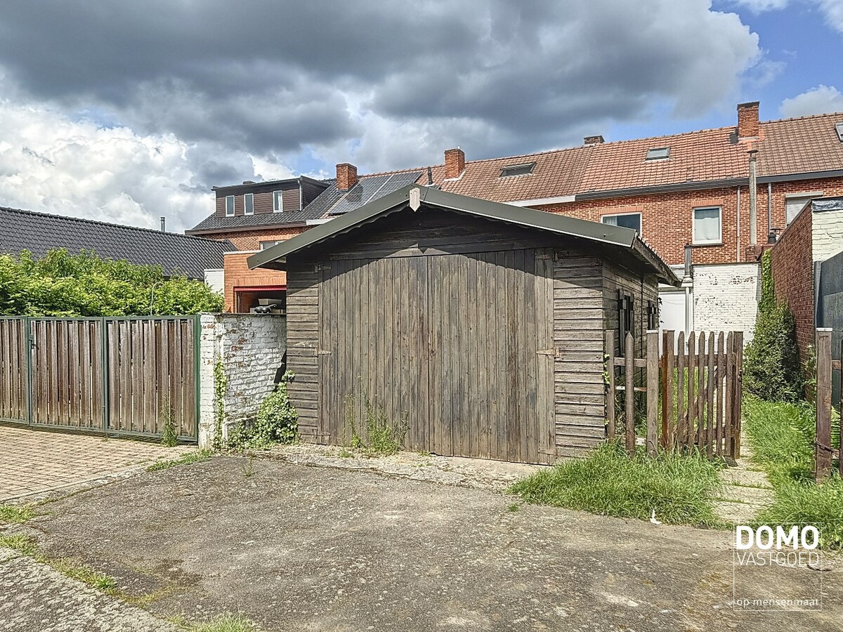 Op te frissen rijwoning met stadstuin gelegen te Hasselt. 