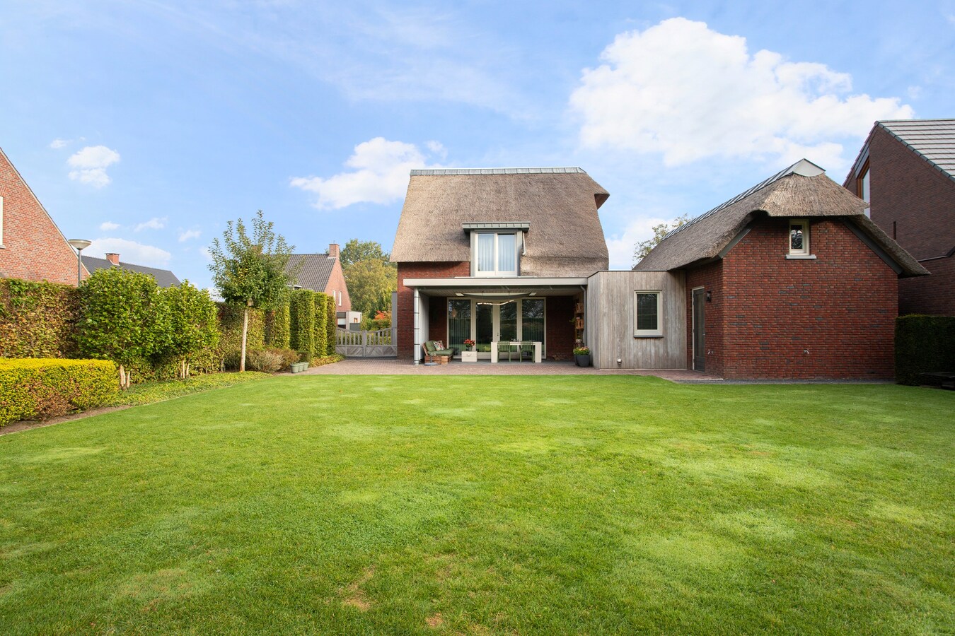 Unieke, onder architectuur gebouwde villawoning met luxe afwerking en prachtig uitzicht op het buitengebied. 