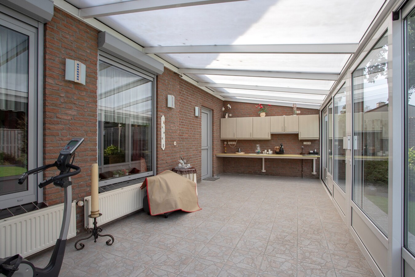 Vrijstaande degelijk gebouwde woning met inpandige dubbele garage. 