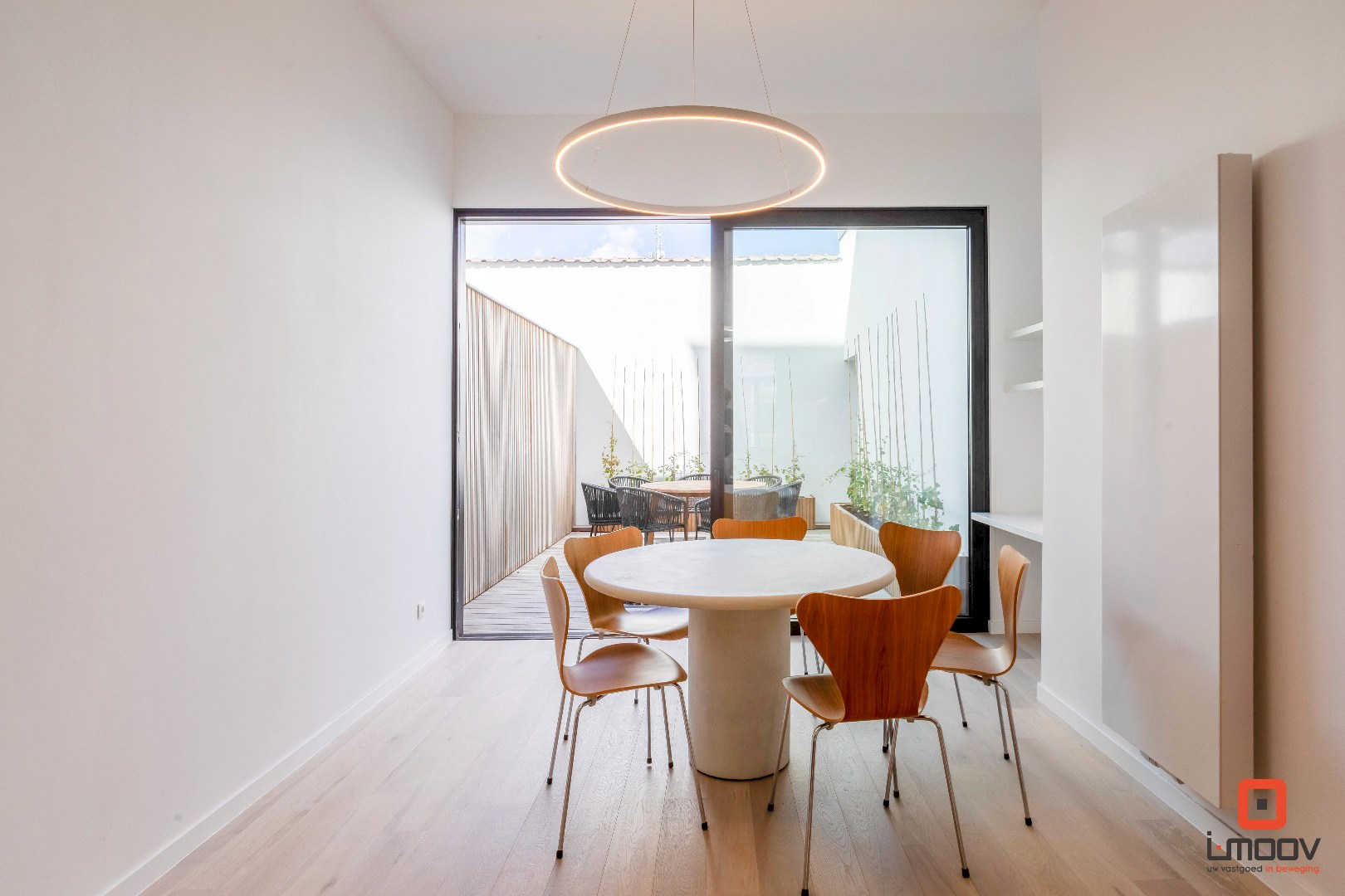 Instapklare tweeslaapkamer duplex met groot terras in de Nieuwpoortsesteenweg, Oostende 