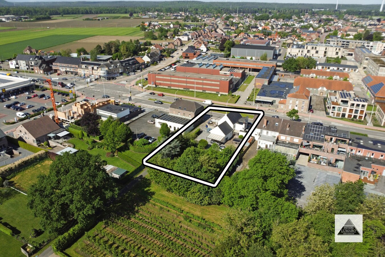 2  woongelegenheden met handelsruimte , grote tuin, 1448 m² 