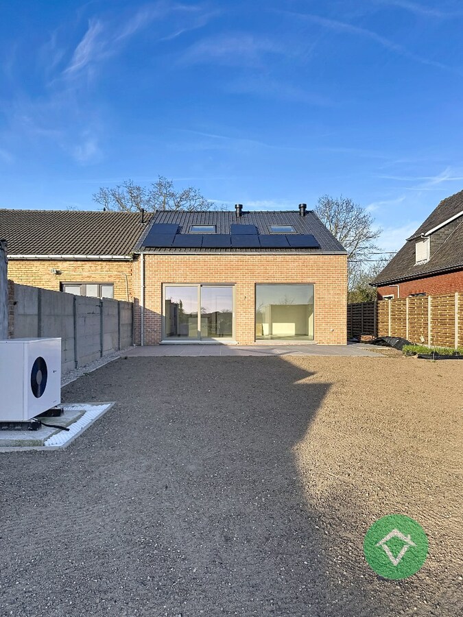 Volledig nieuwe woning met 4 slaapkamers en diepe tuin te Wijnendale 