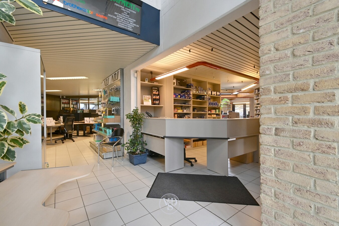 Ruim handelspand met penthouse in villastijl 