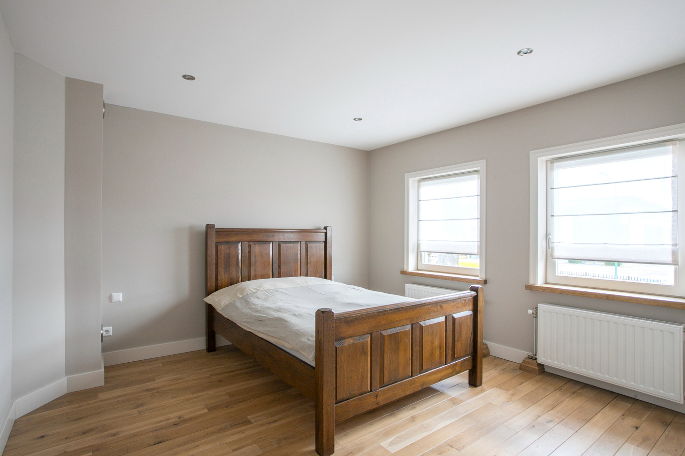 Vrijstaande, instapklare eengezinswoning met garage en carport afgewerkt in landelijke stijl. 