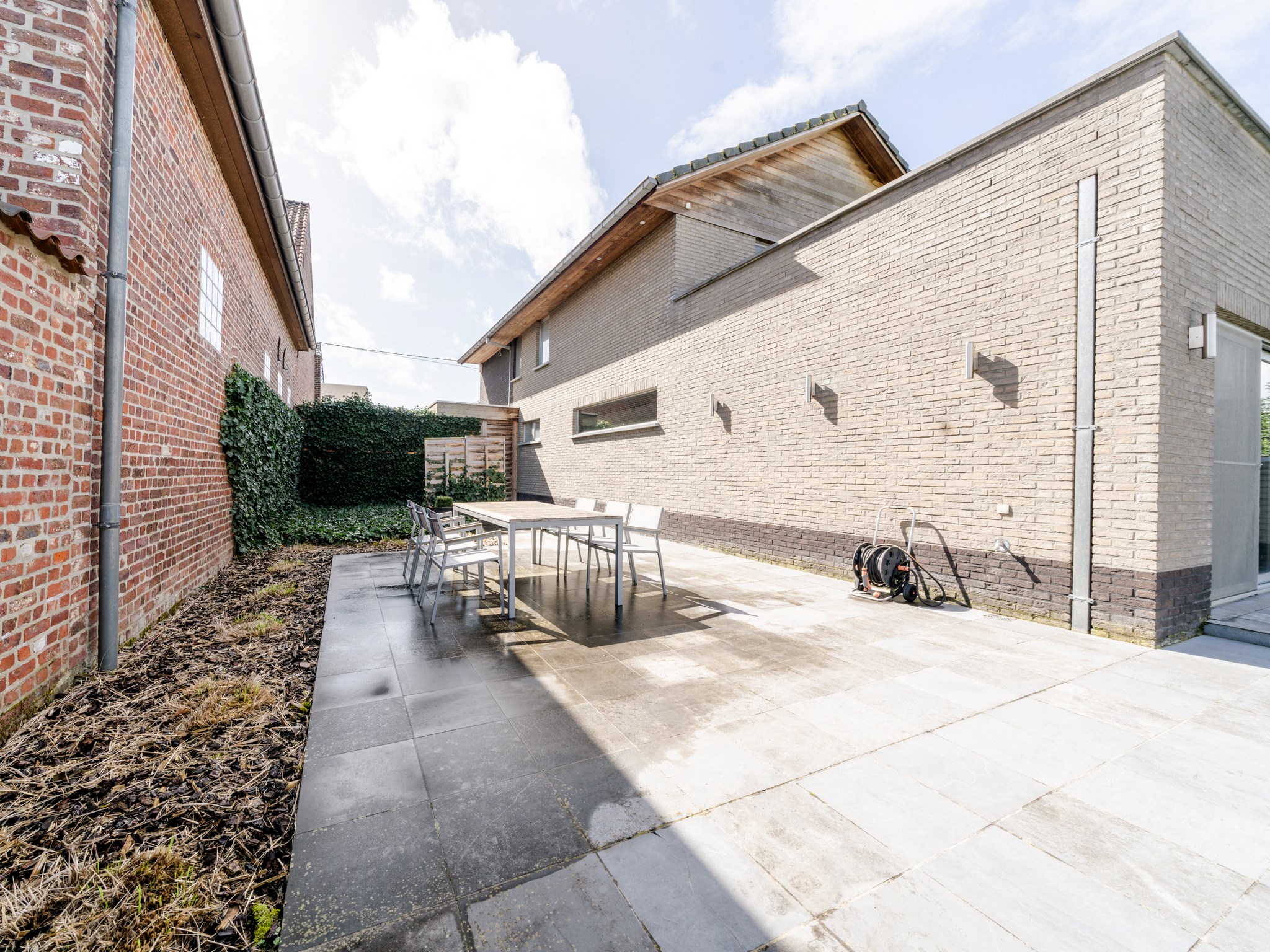 Moderne nieuwbouwvilla met zicht op groen 