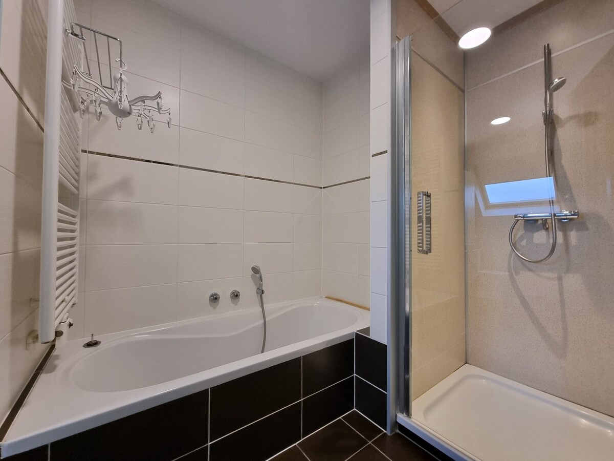 Energiezuinige halfopen gezinswoning met tuintje en ruim terras. 