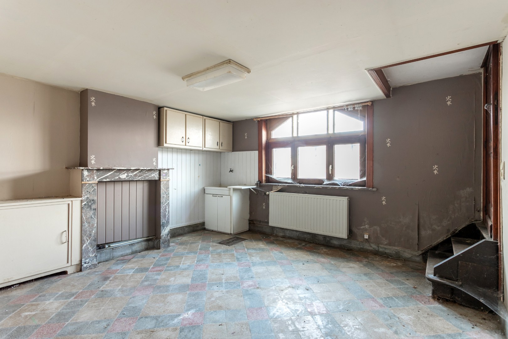 Kraktervolle woning met veel potentieel, 2 autostaanplaatsen en tuin te Dworp 