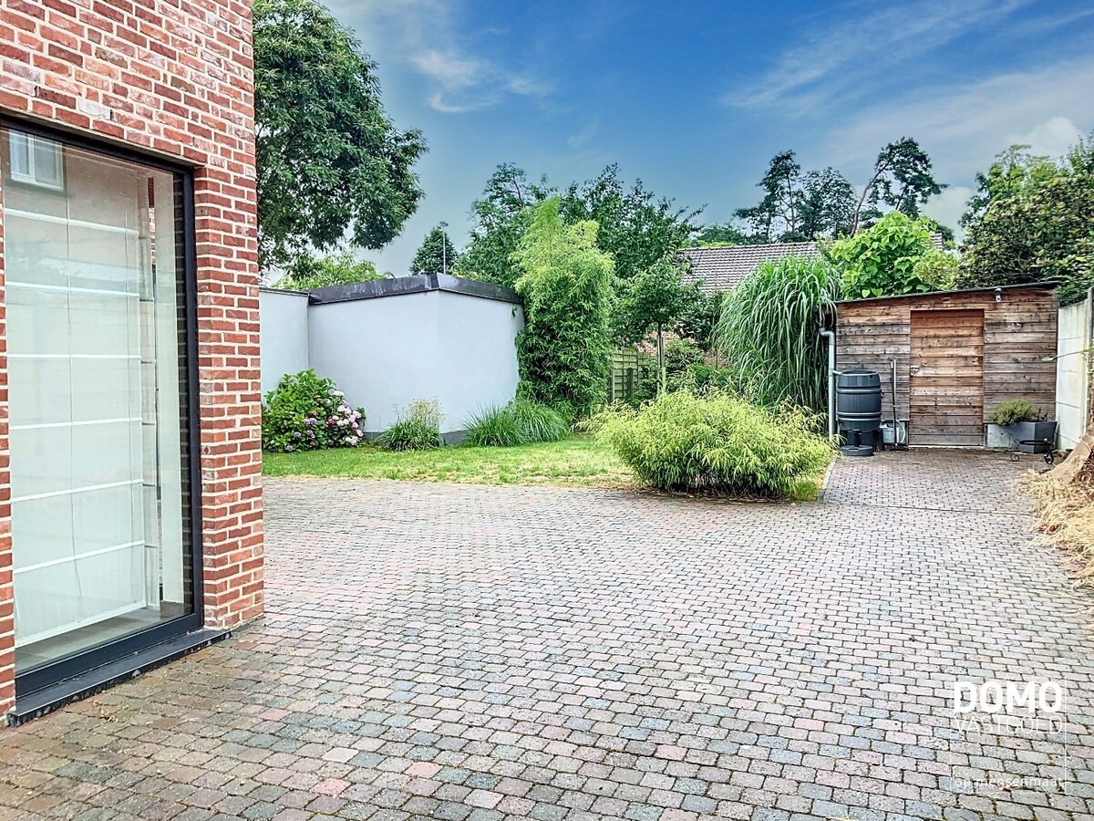 VOLLEDIG GERENOVEERDE WONING MET TUIN EN 3 SLAAPKAMERS RUSTIG GELEGEN TE KERMT 