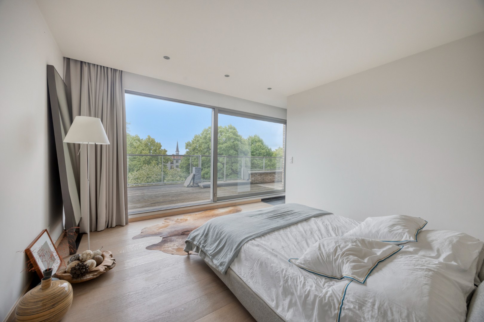 Slaapkamer 1 met terras aan voorzijde