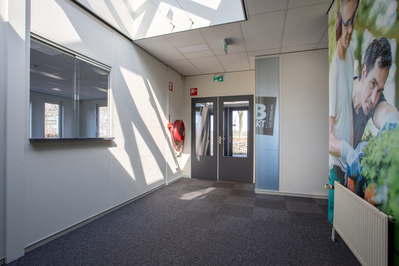 Vrijstaande representatieve kantoorruimte van circa 342 m2 met ruim voldoende parkeergelegenheid. (circa 20 plaatsen) 