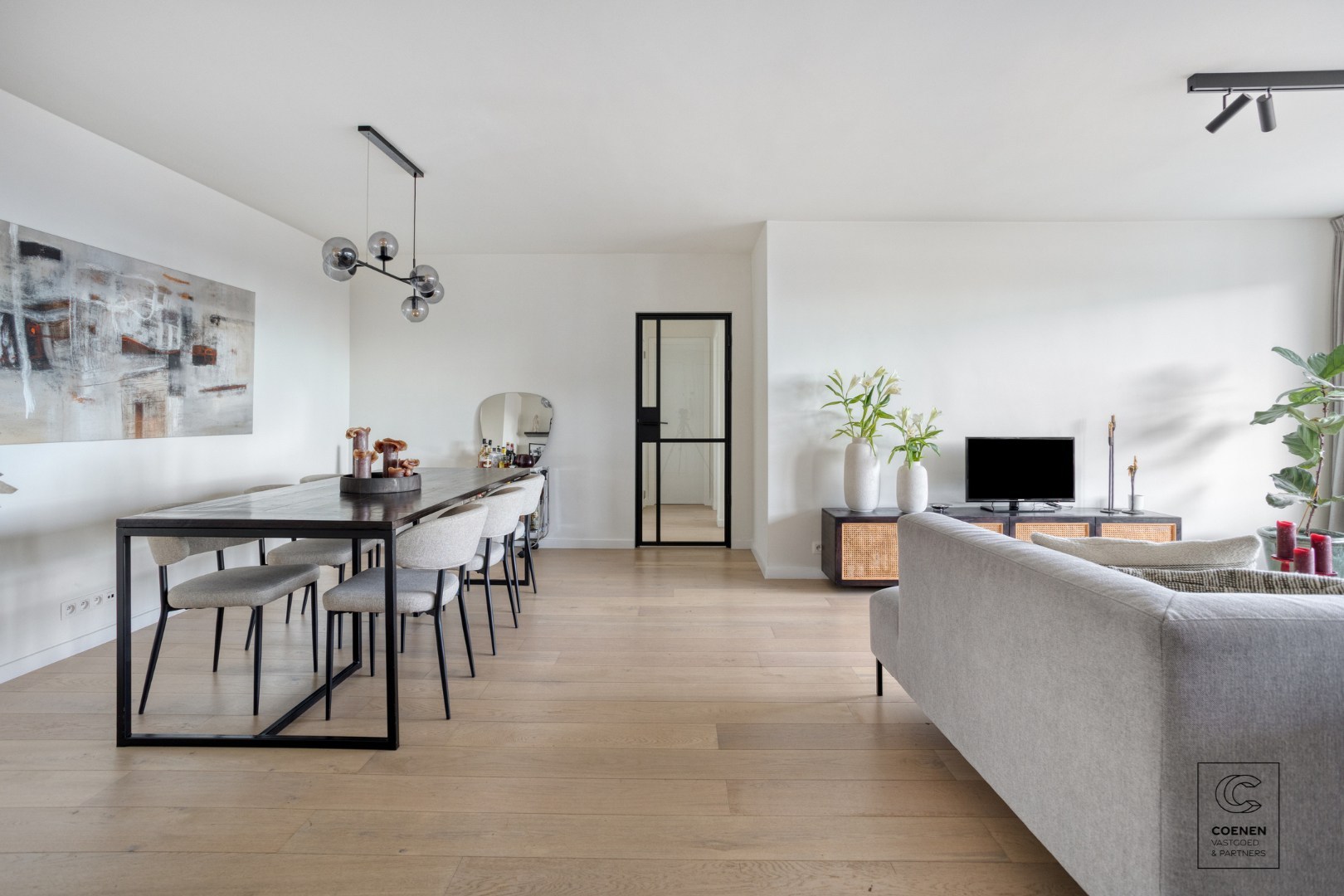 Stijlvol gerenoveerd appartement met 2 slaapkamers &amp; zonnig terras op toplocatie te Berchem 