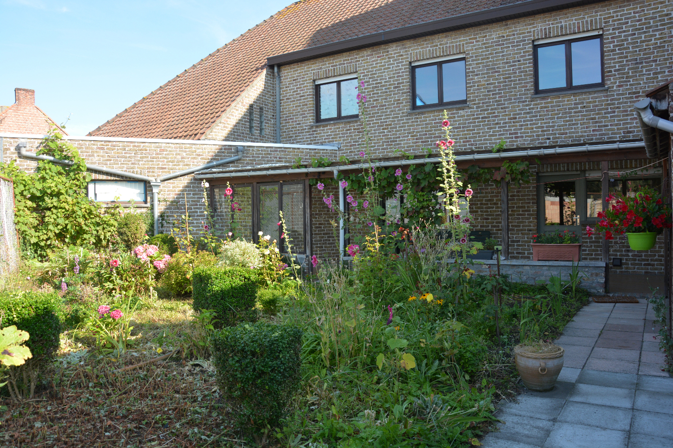 Ruime hoekwoning met 4 slaapkamers en dubbele garage 