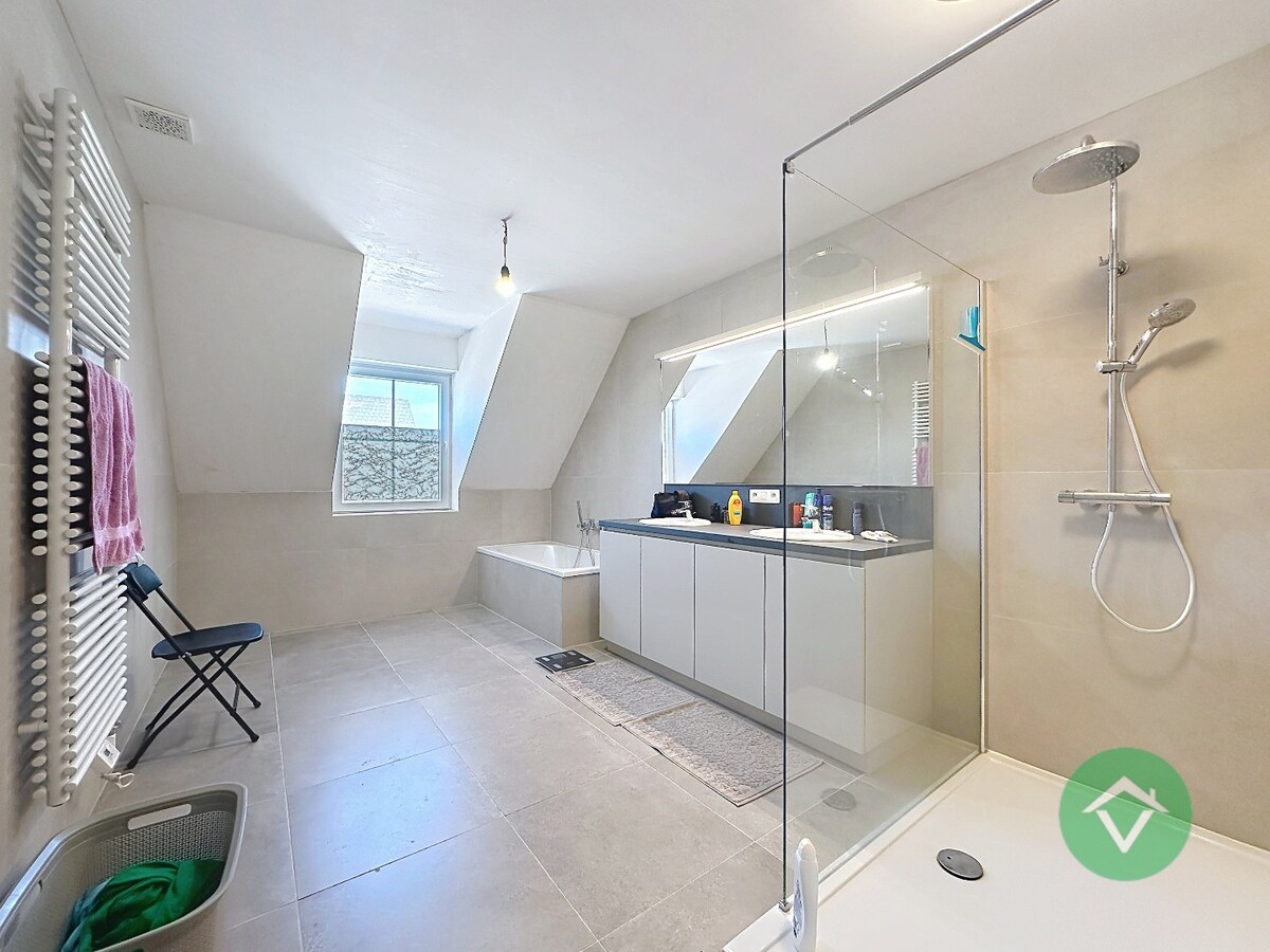 Moderne nieuwbouw tussenwoning met drie slaapkamers en garage in Moere 