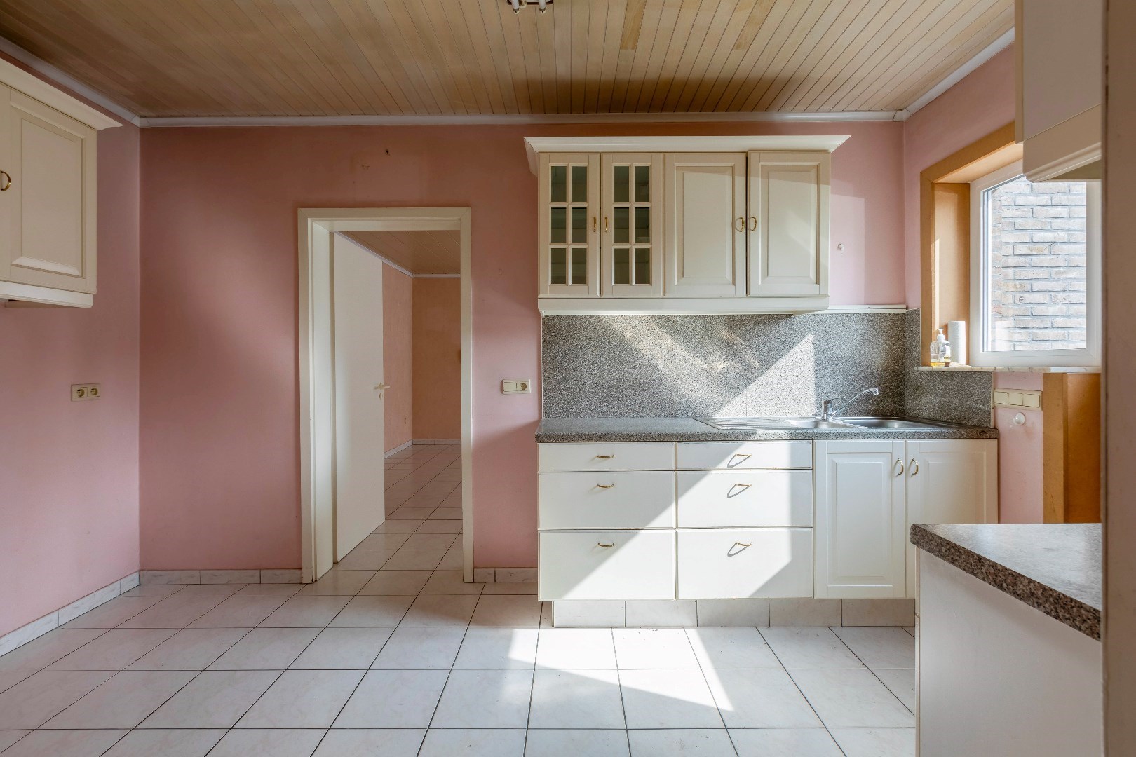 VERKOCHT ! Opbrengsteigendom met 2 appartementen en 2 garages 