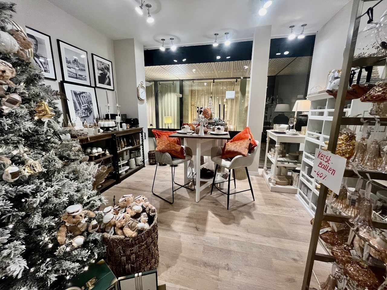 Local commercial lumineux avec une largeur de façade spacieuse (8m) et une vitrine de 22m. 