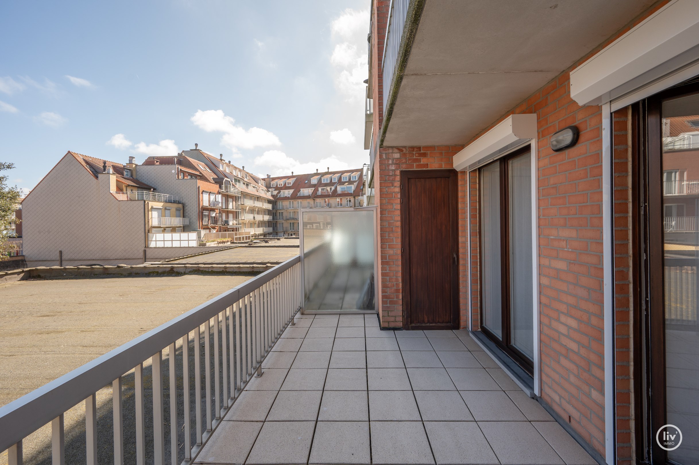 Bel appartement avec une grande terrasse ensoleillée situé dans une rue calme de l'avenue Dumortier. 