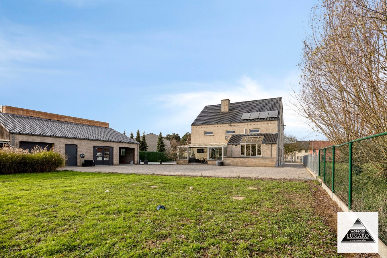 Instapklare villa met zwembad. Landelijke ligging in Leut (Maasmechelen). 