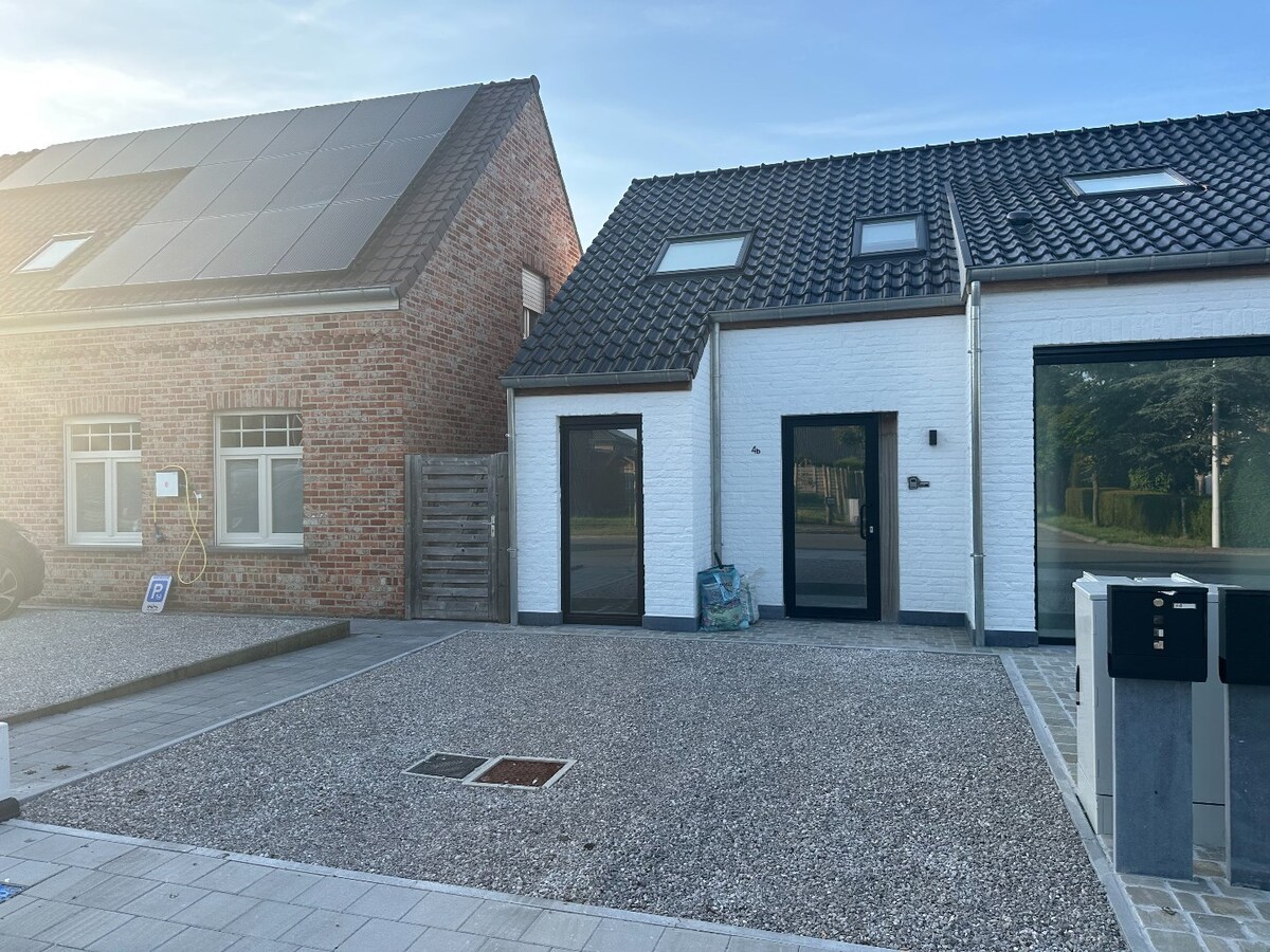 Volledig vernieuwde woning met 2 slaapkamers 