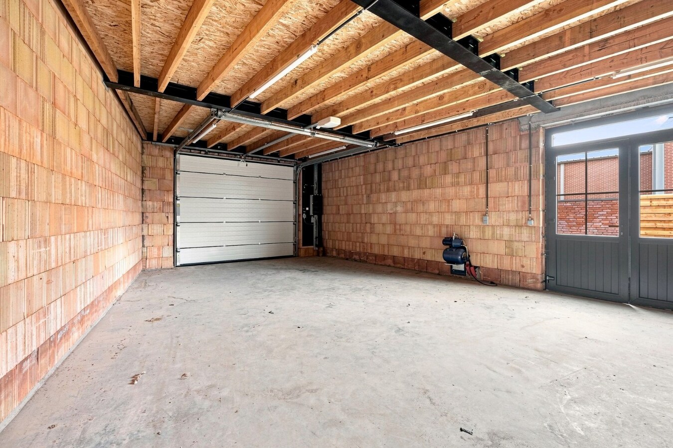 Ruime casco halfopen nieuwbouw met ruime garage in Merkem! 