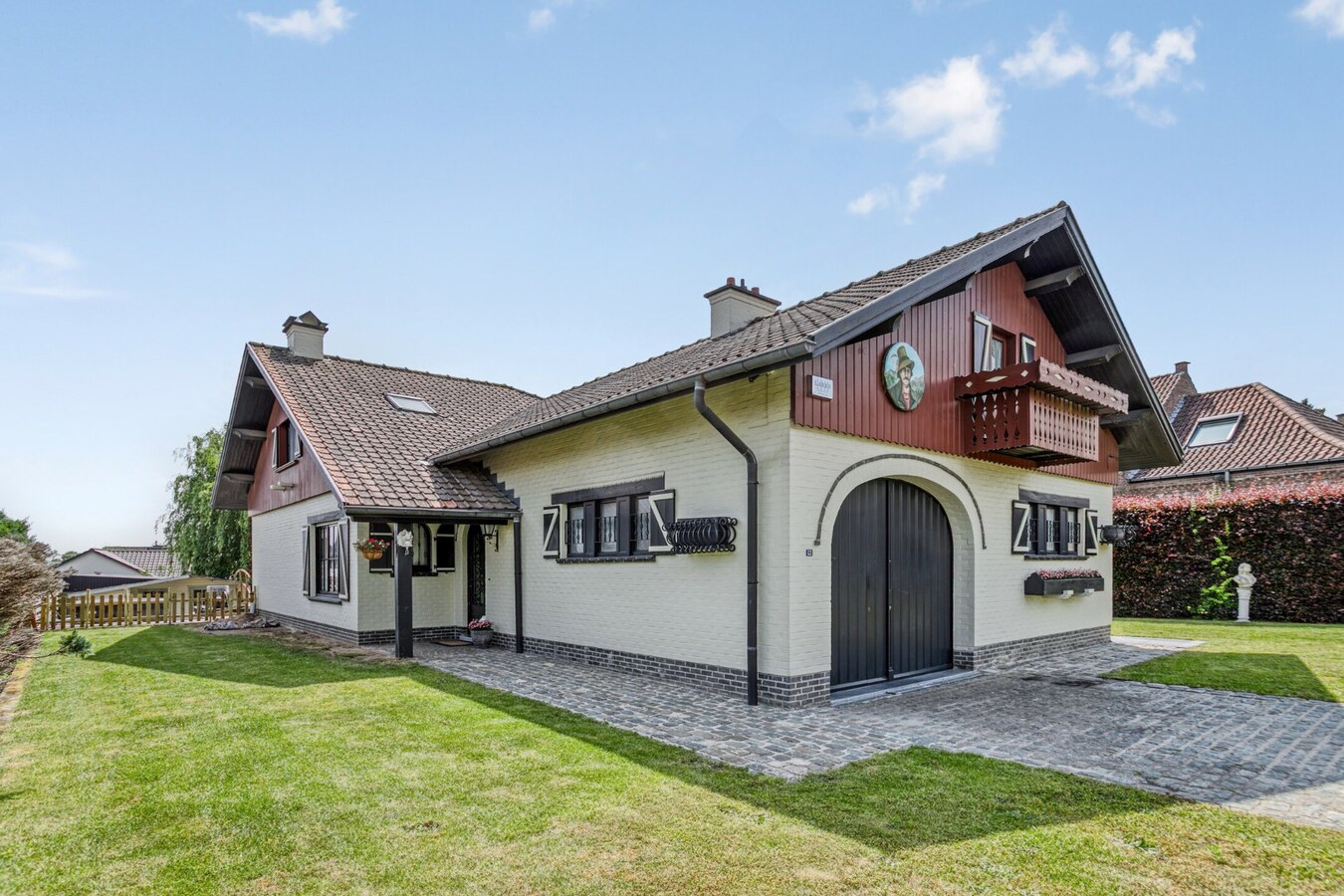 Charmante alleenstaande woning met 5 slaapkamers en ruime tuin (900m2) 