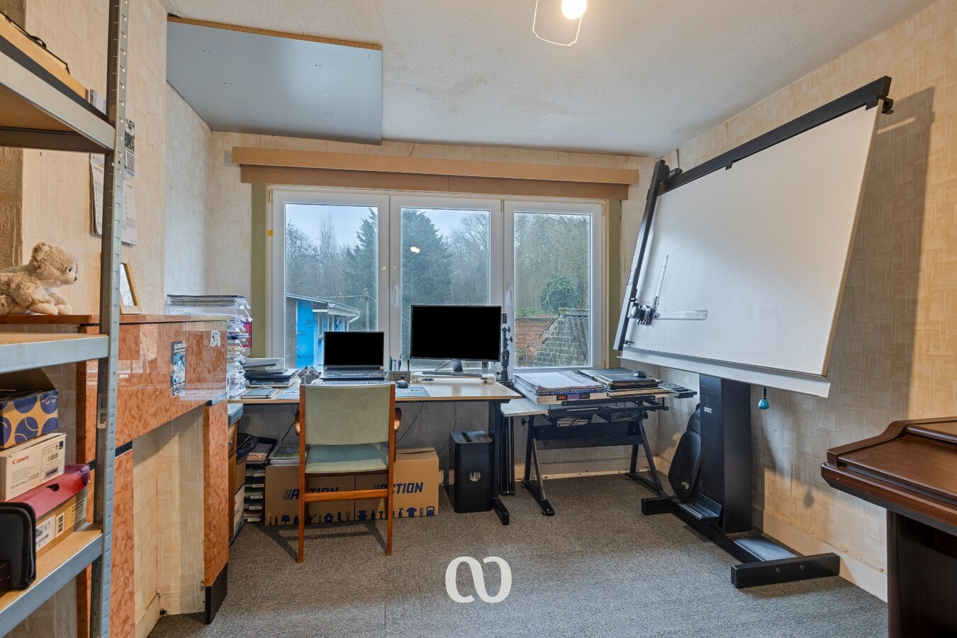 Gedeeltelijk gerenoveerde half open bebouwing met atelier 