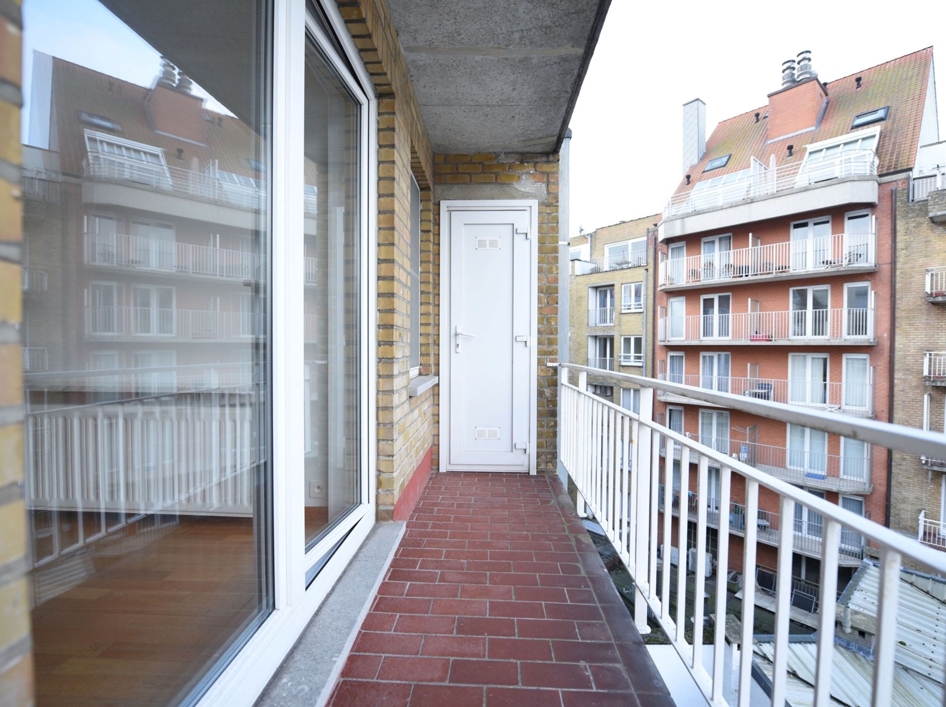 Zonnig en recent gerenoveerd appartement met 2 slaapkamers, gelegen op de Dumortierlaan, 