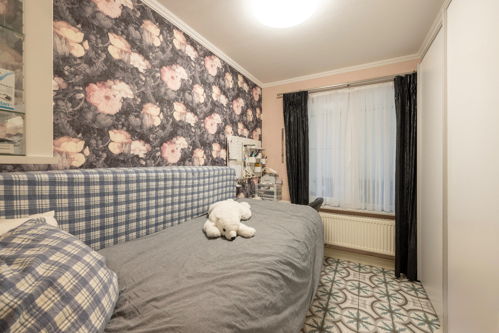 Instapklaar gelijkvloers appartement met tuin en parking in Sint-Amandsberg 