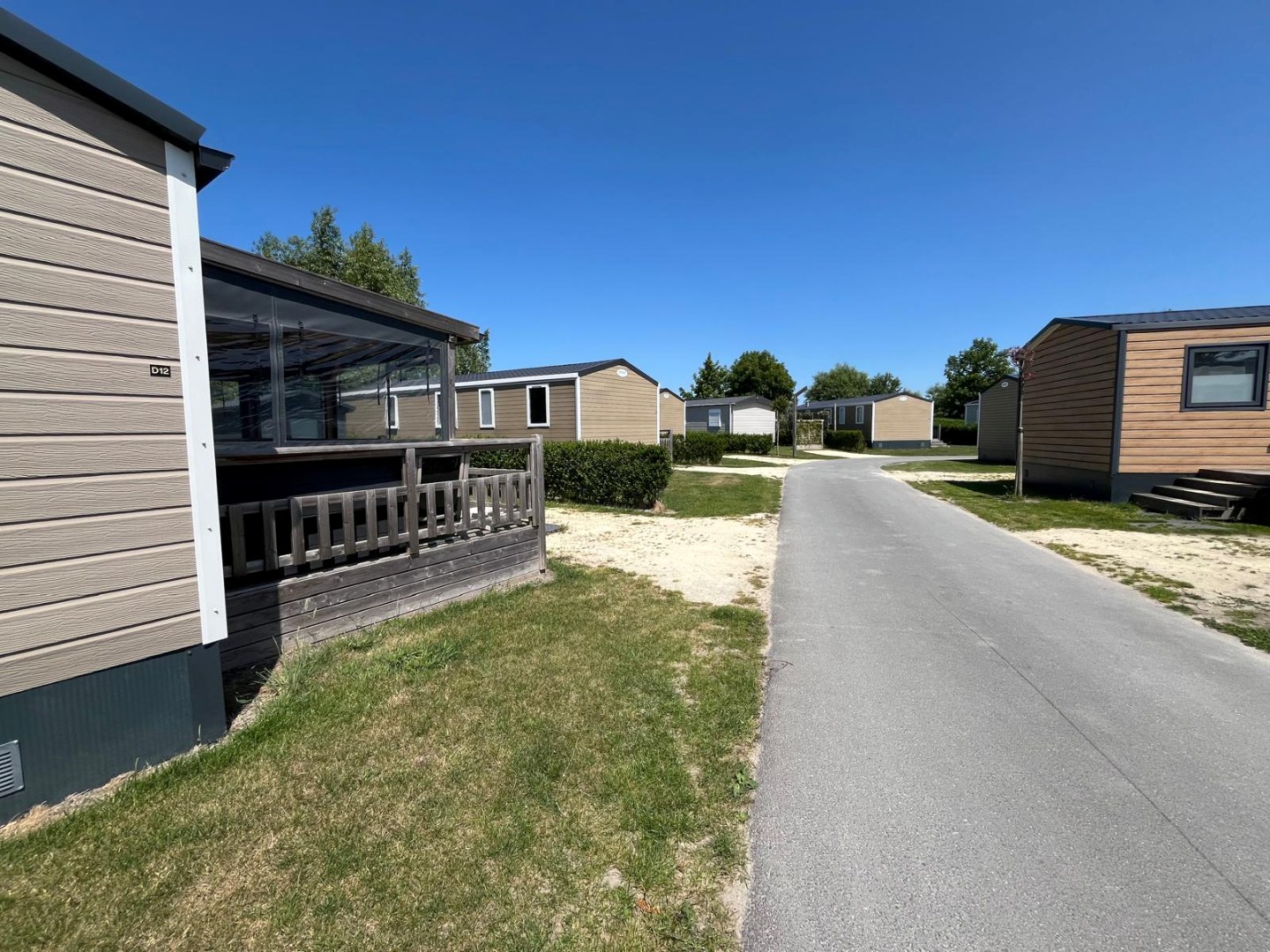 T.A. Makelaardij biedt aan – Chalet JD12-: Op een schitterende locatie in een goed verzorgd recreatiepark aan de kust van Walcheren bieden wij dit leuke chalet aan. 