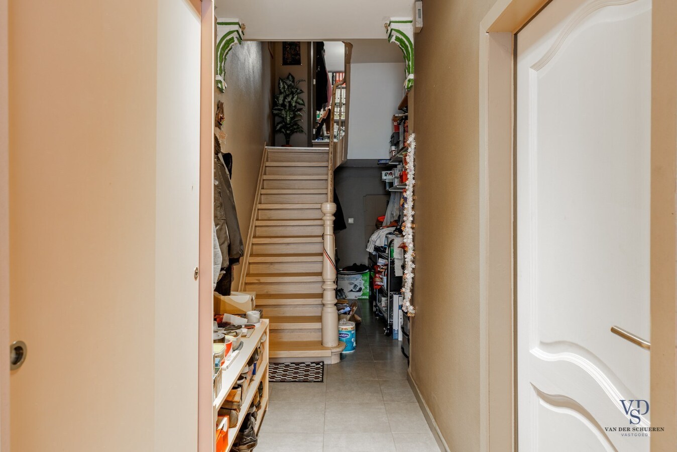 Woning met tuin én 2 staanplaatsen én car-port. 