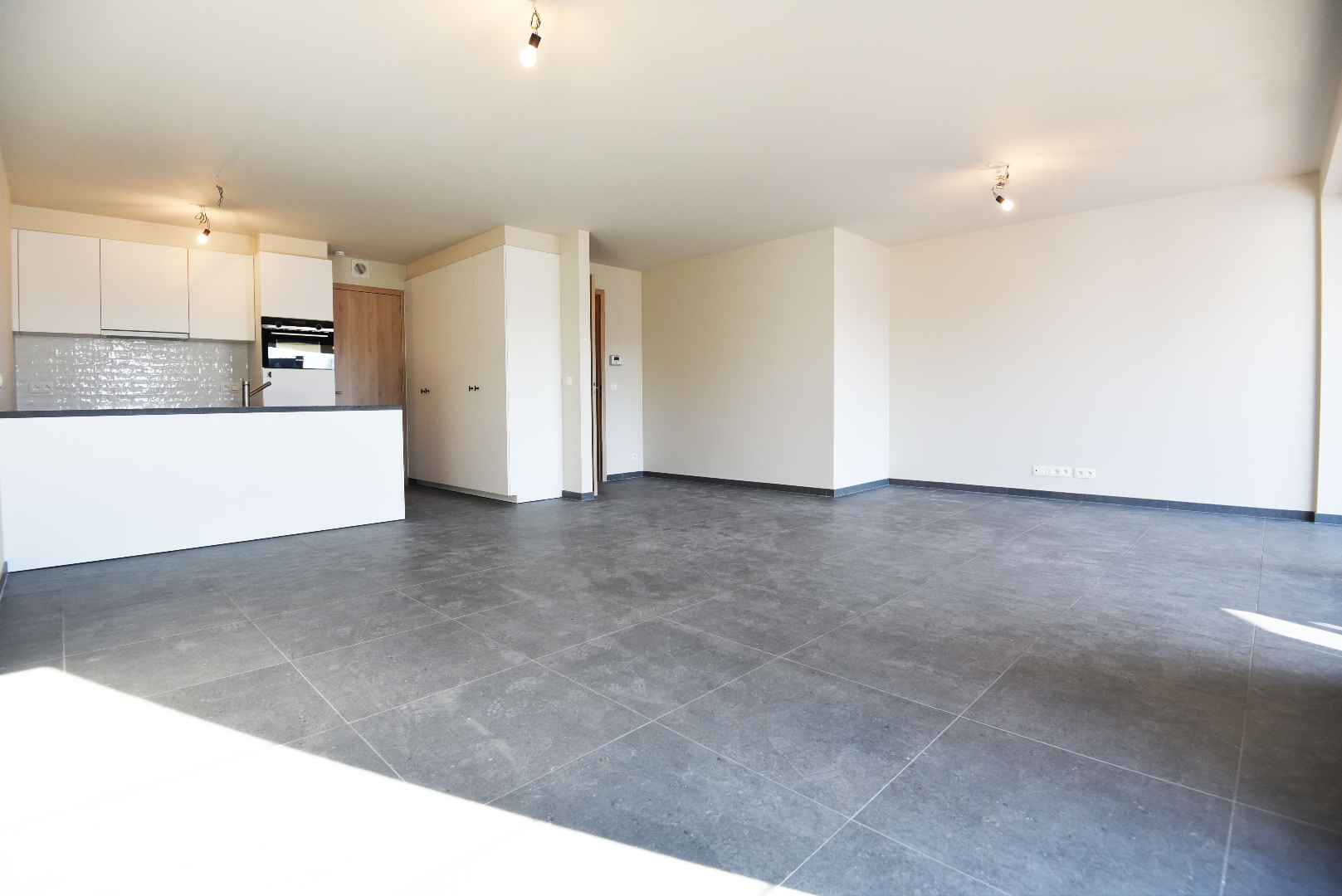 Nieuwbouwappartement, 2 slpks, autostaanplaats en terras te MALDEGEM centrum. 