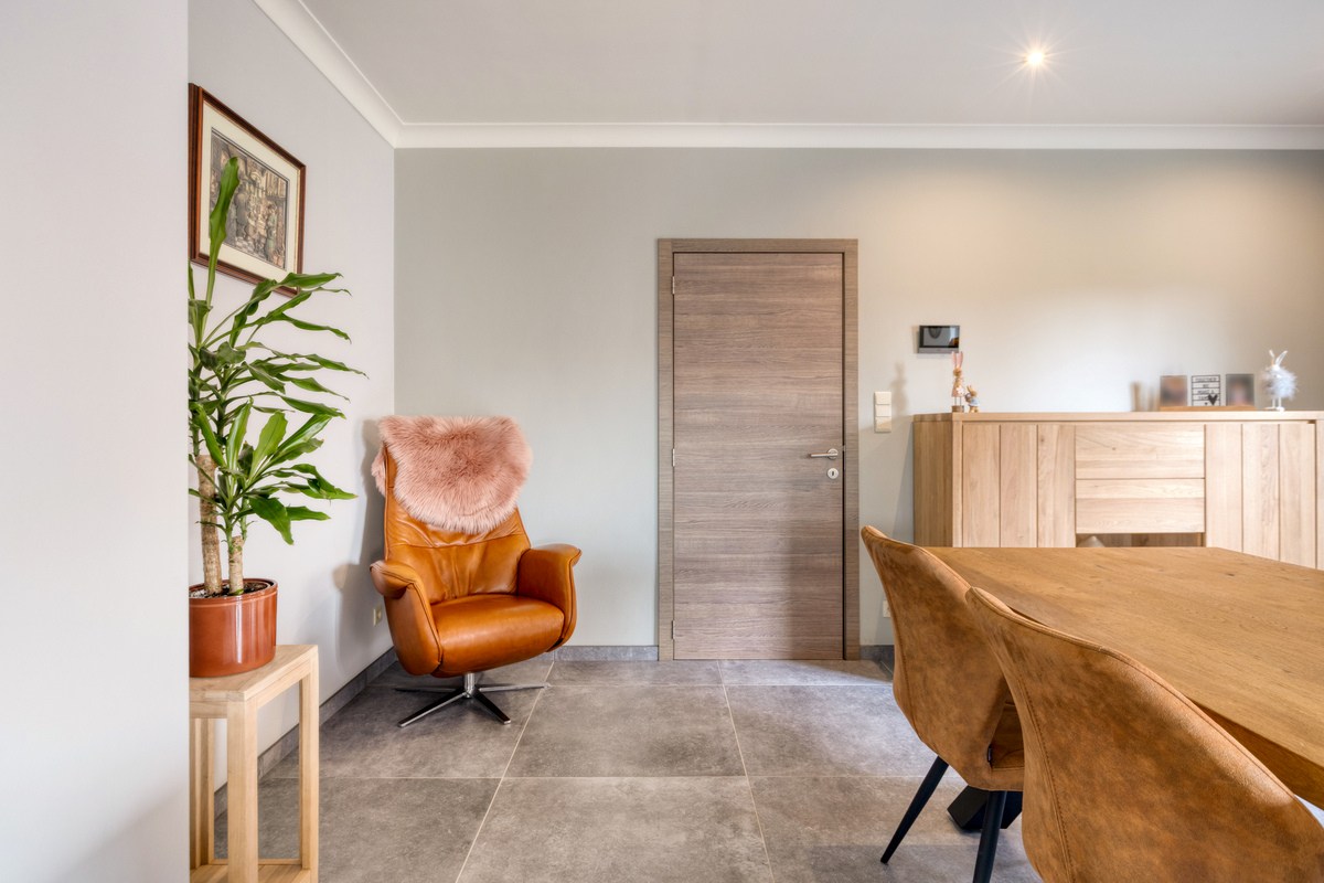 Instapklare villa met 3 slaapkamers, kantoor en garages 