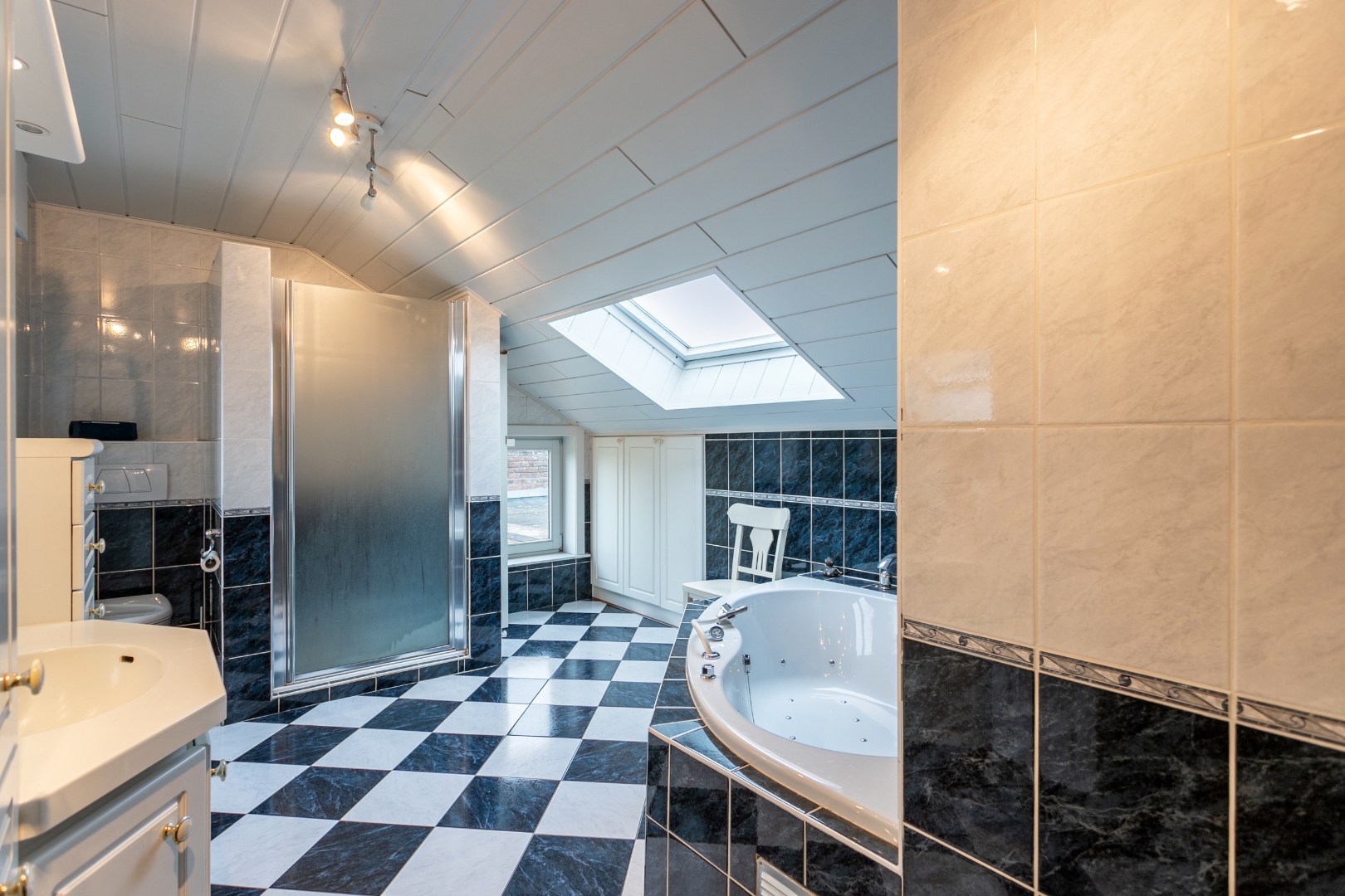 Ruime woning met naastgelegen bouwgrond en loods 