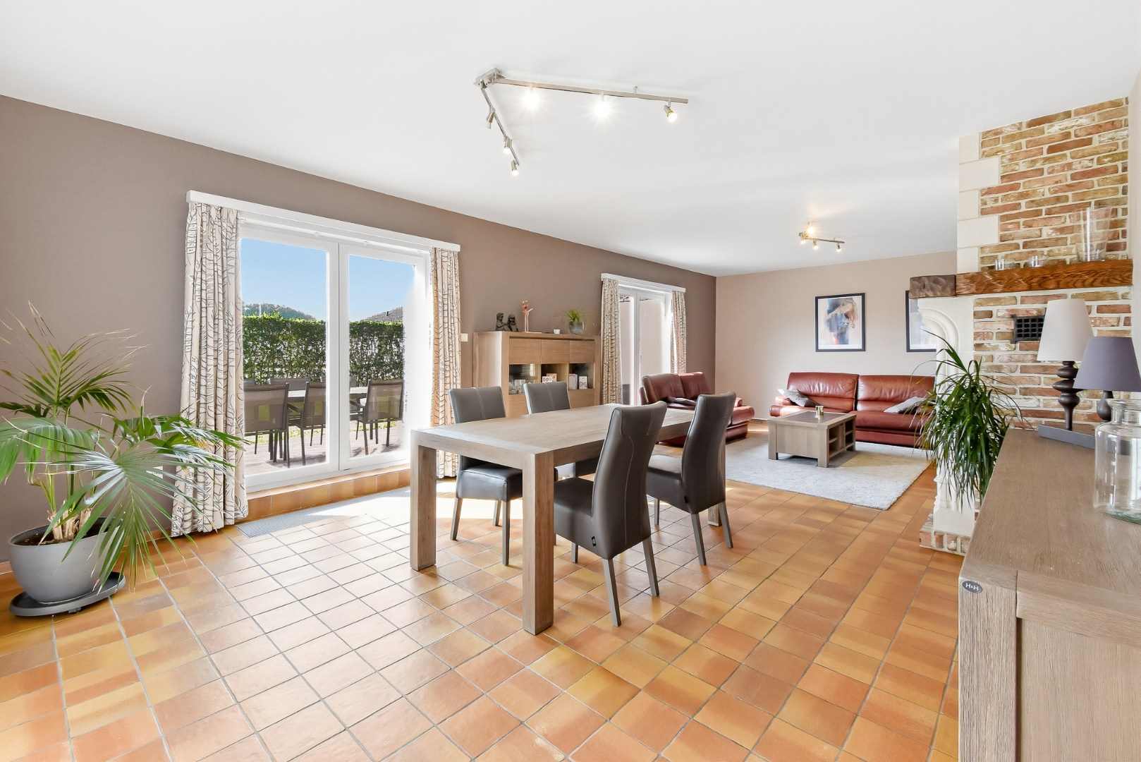 Ruime villa met 4 slaapkamers 