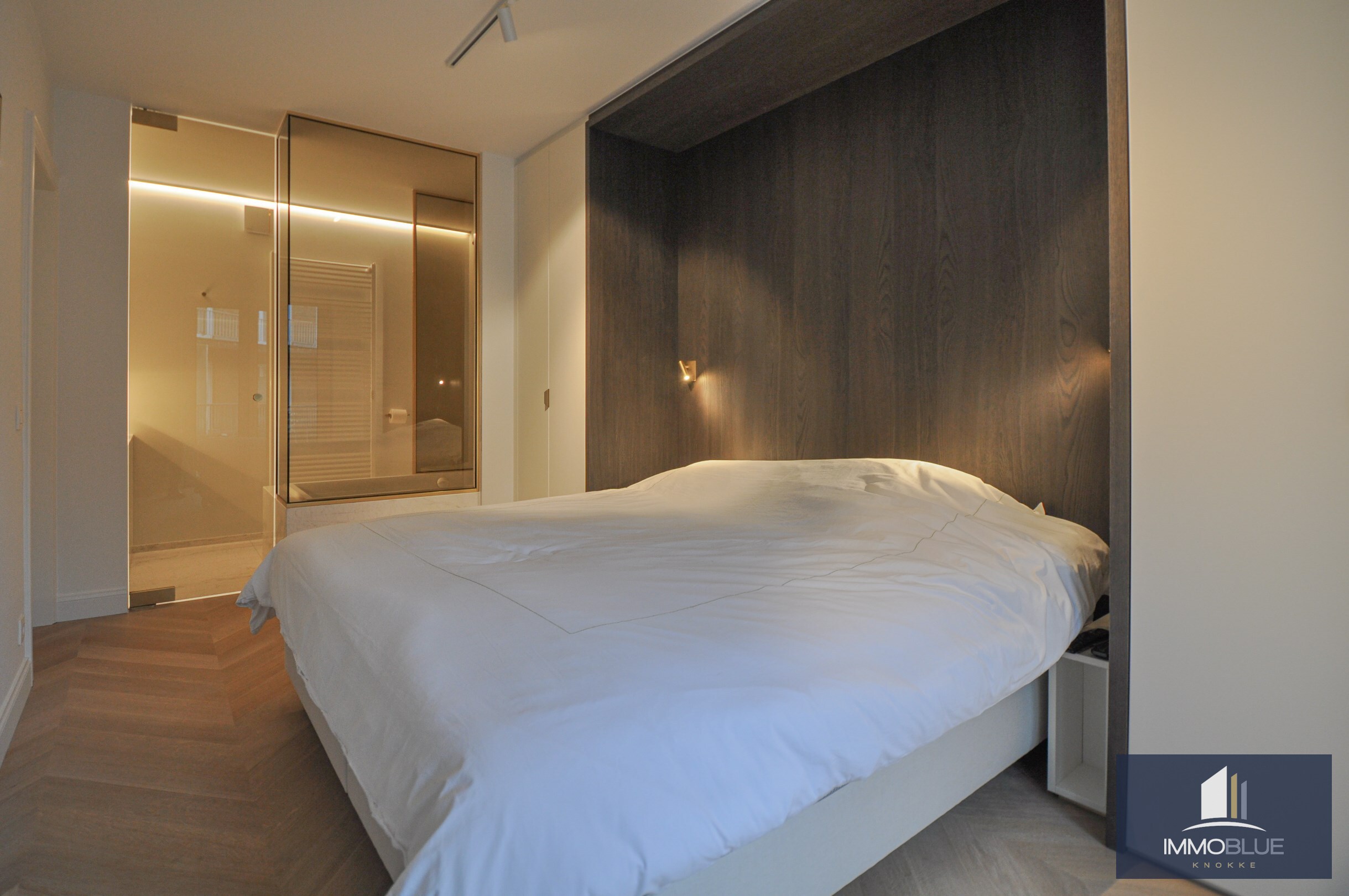 Hoogwaardig volledig gerenoveerd appartement met zijdelings zeezicht en zicht op de Kustlaan. 