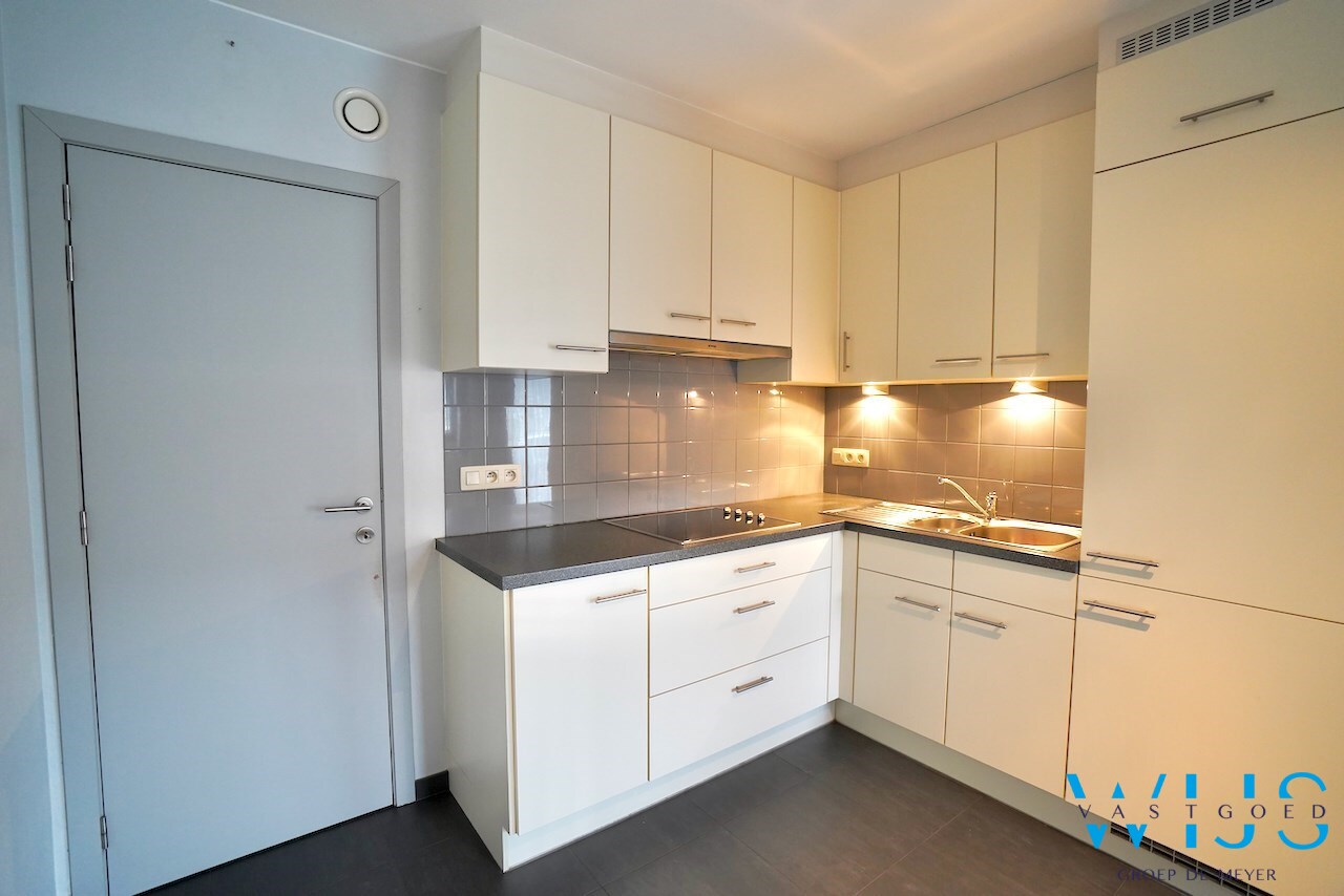 Instapklaar appartement met garage te Oosteeklo ! 