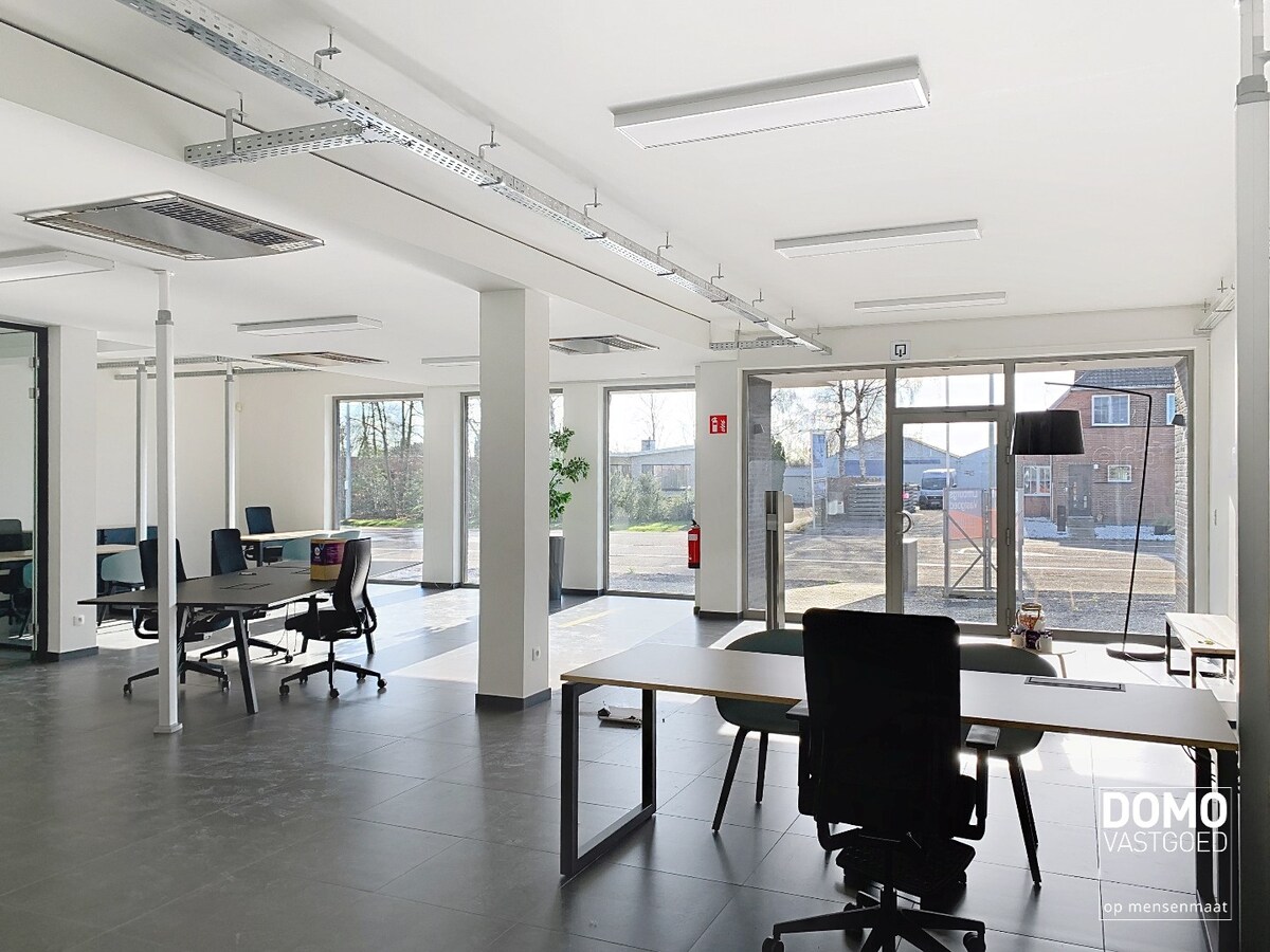 COMMERCIEEL PAND MET RUIM APPARTEMENT OP ZICHTBARE LOCATIE IN HERK-DE-STAD 