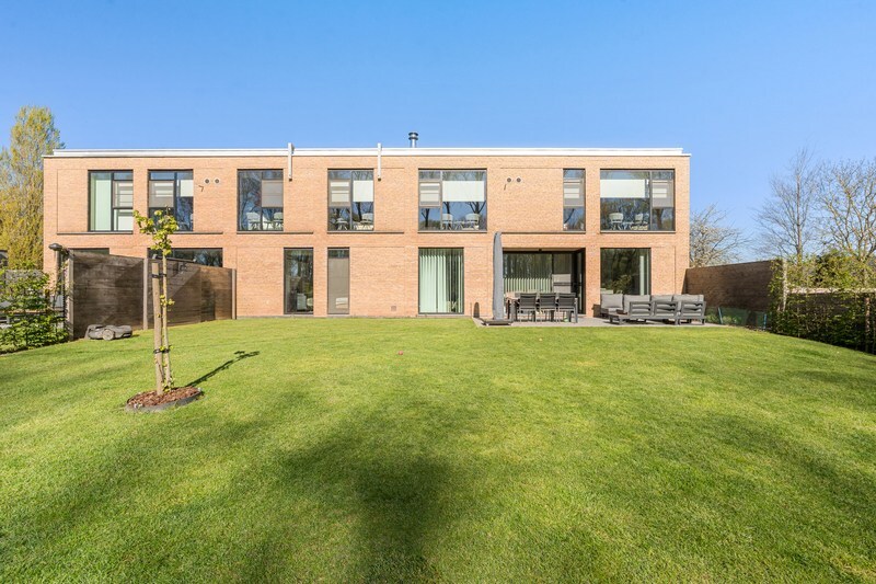 Moderne villa met hippisch complex op 15.856m² 