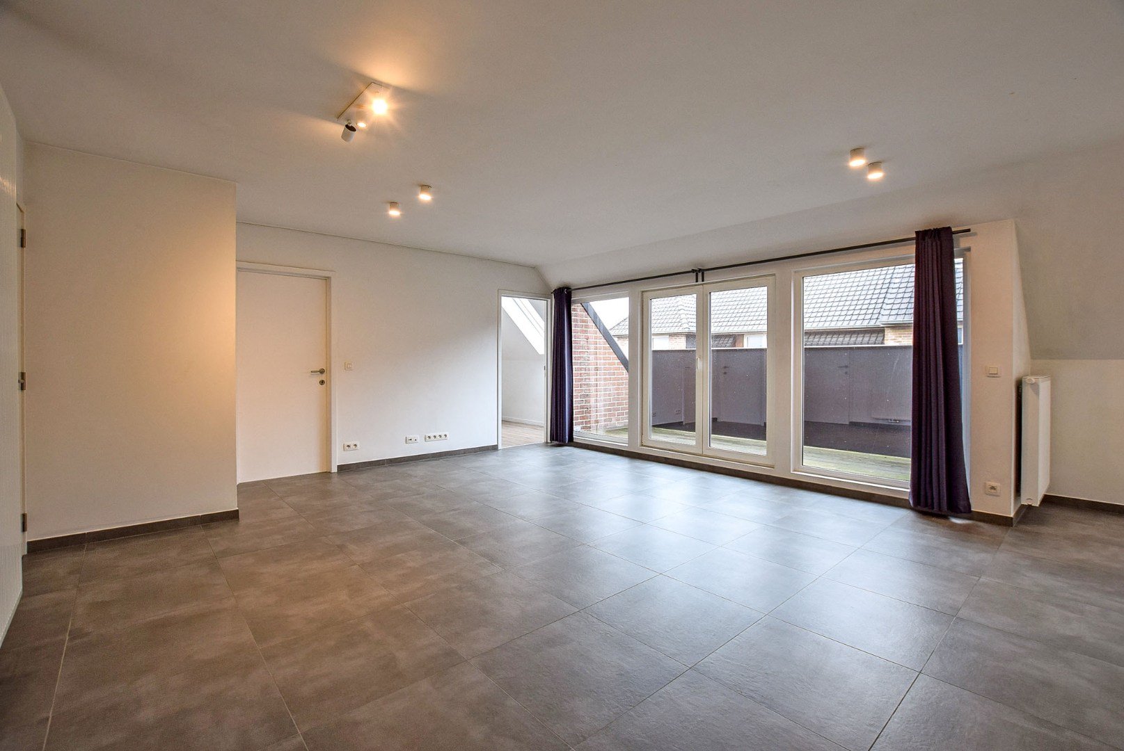 Gerenoveerd 3-slaapkamerappartement te huur in kleinschalig gebouw te Bredene. 