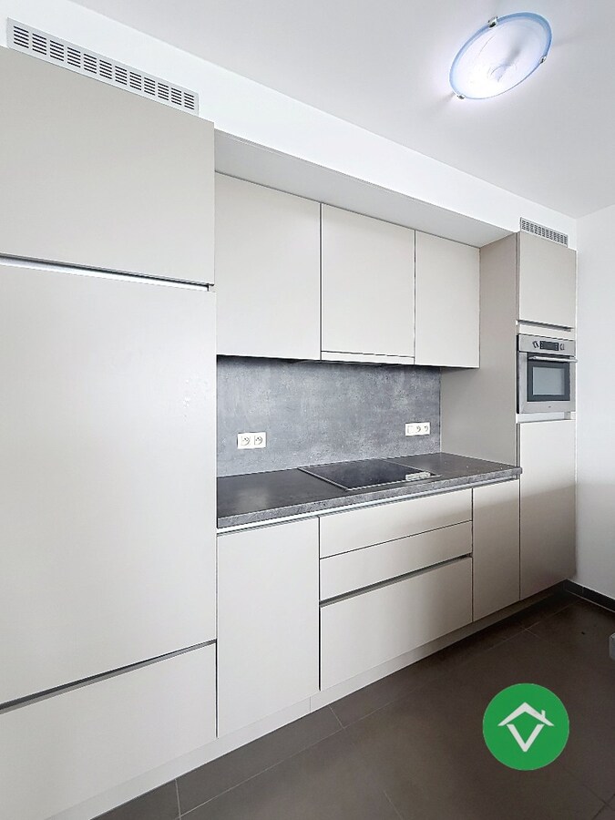 Gemeubeld appartement met 2 slaapkamers en ruim terras te Oostende 