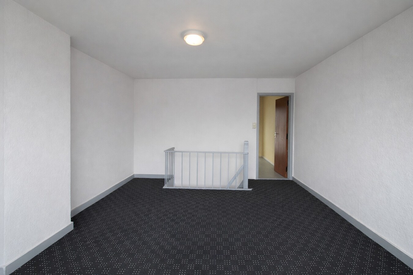 Te koop in Sint-Niklaas: uitzonderlijk handelshuis met woonst en duplex appartement, met optionele garageboxen en sterk opbrengstpotentieel 