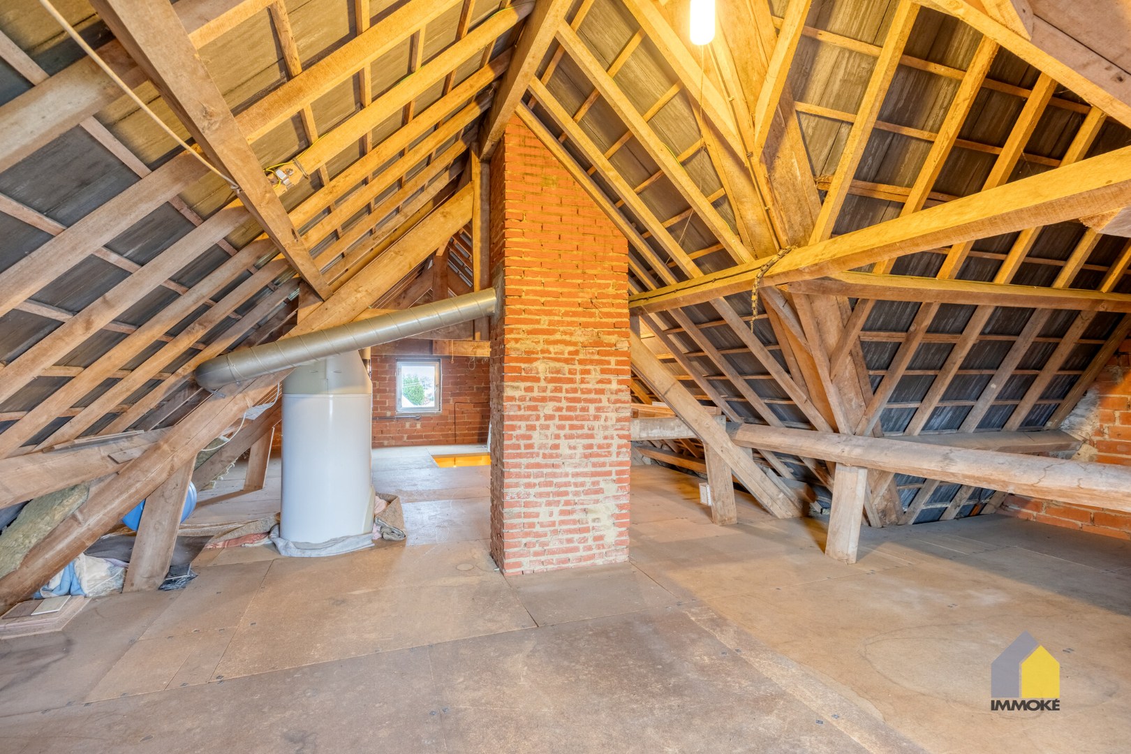 Neeroeteren: Op te frissen, vrijstaande woning op 8 a 26 ca met 5 slpks. 