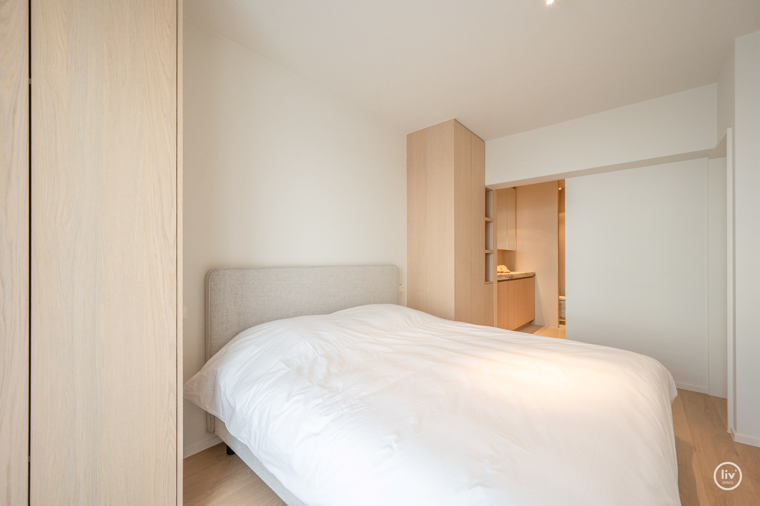 Prachtig gerenoveerd 3 slaapkamerappartement met open zichten gelegen op de Jozef Nellenslaan te Knokke. 
