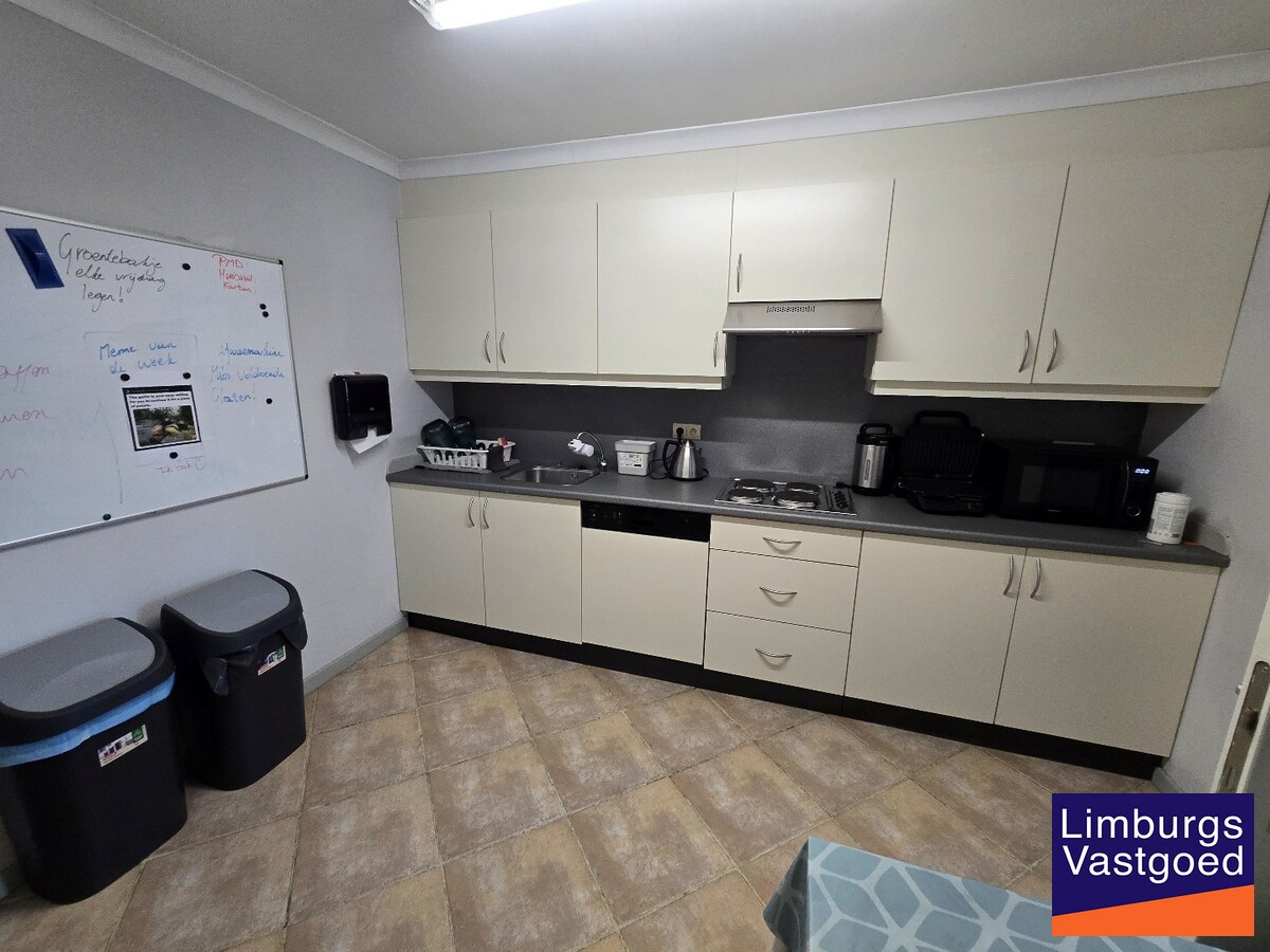 Gelijkvloerse kantoorruimte 108 m² met privé parkeerplaatsen 