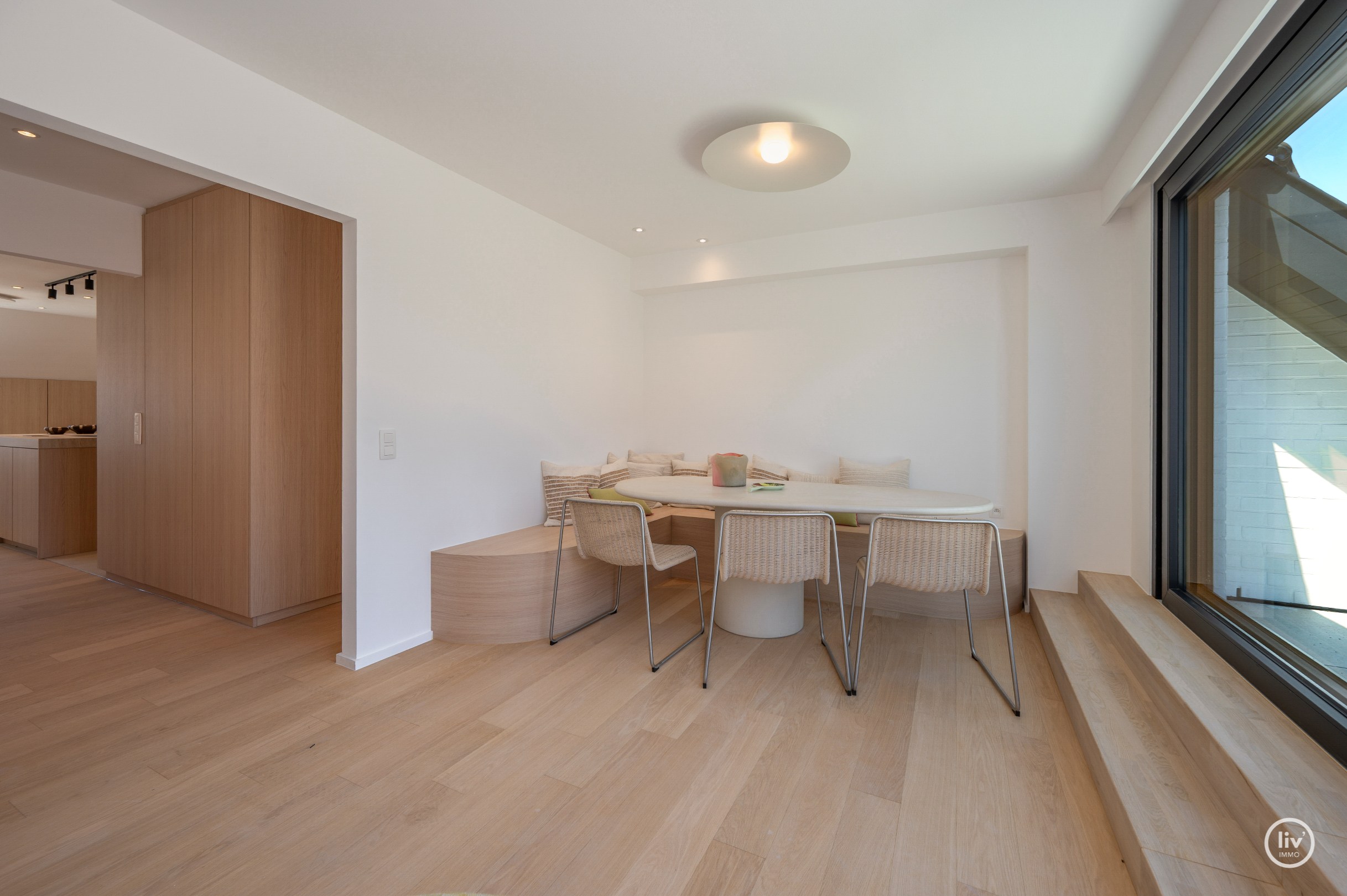 Magnifique duplex spacieux (216 m2) entièrement rénové situé sur l'avenue Léopold à Knokke. 