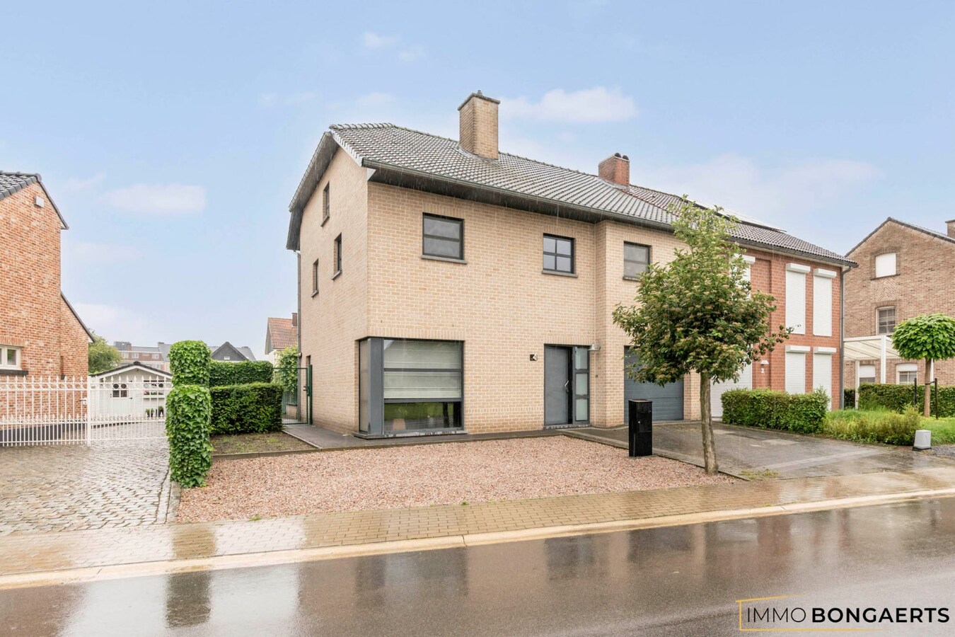 Ruime instapklare woning in het centrum van Neeroeteren met tuin, garage en 3 slaapkamers. 