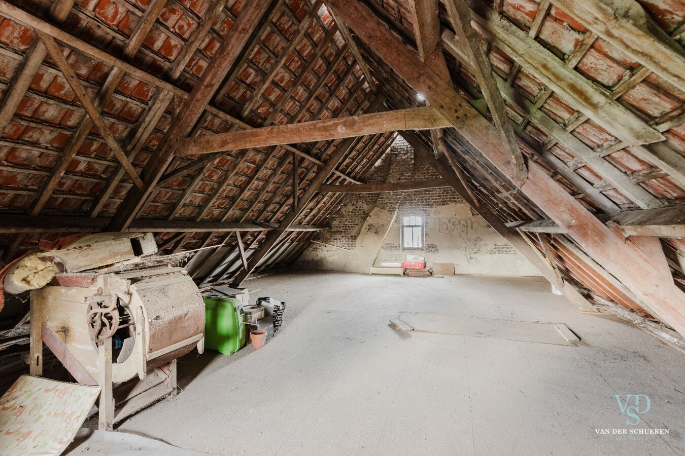 Ruime woning met atelier / garage. 