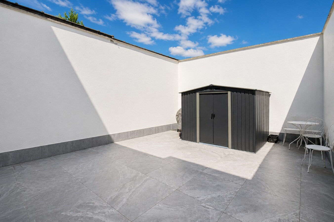 Uitzonderlijk ruime en centraal gelegen stadswoning met EPC-label B, 6 slaapkamers, tuin en terras in Sint-Niklaas! 