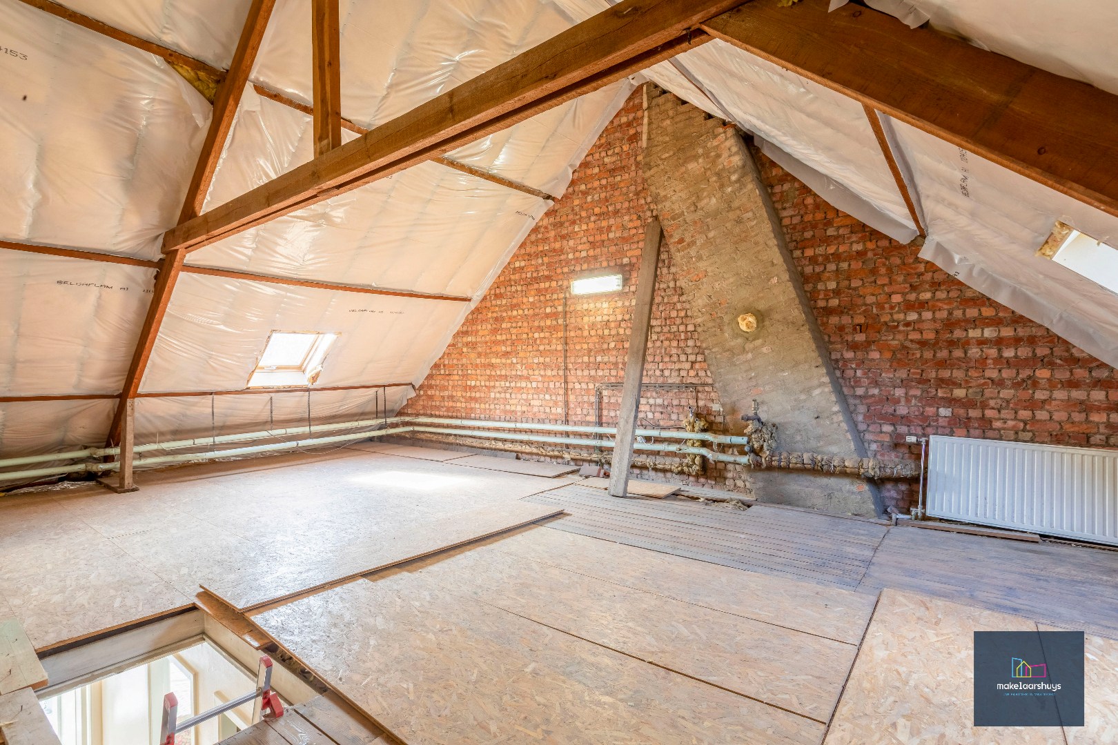 VERKOCHT ! Instapklare energiezuinige handelswoning met tuin en garage 